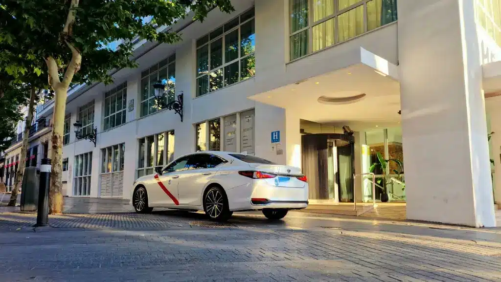 Taxi Van Premium Lexus ES en traslado a hoteles