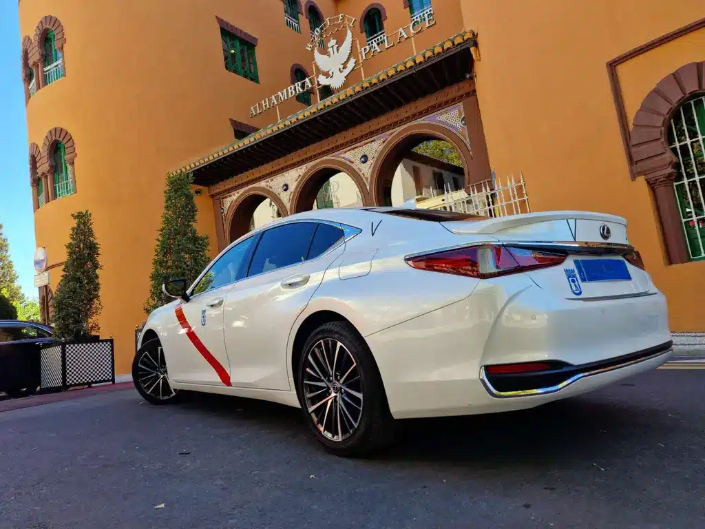 Taxi Van Premium Lexus ES frente a Alhambra Palace