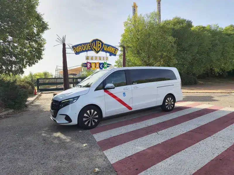 Taxi Van Premium Mercedes V250D V-Class en Parque Warner-2