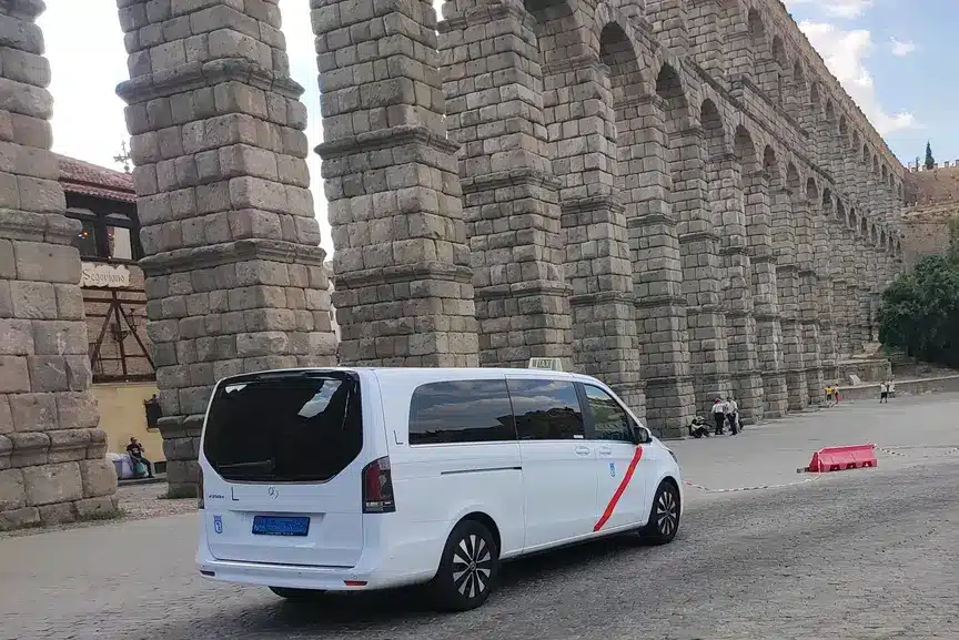 Taxi Van Premium Mercedes V250D V Class en tour por Segovia