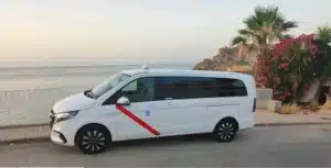 Taxi Van Premium Mercedes V250D V-Class en trayecto costero