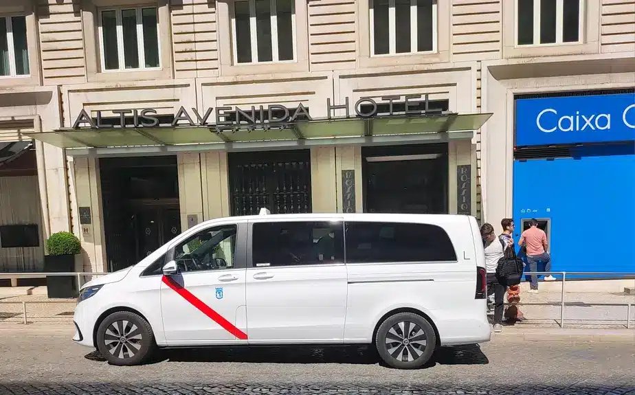 Mercedes V250D V Class frente a Altis Avenida Hotel