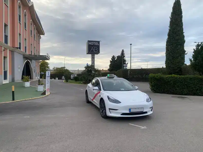 Taxi Van Premium Tesla Model 3 en AB Hotel