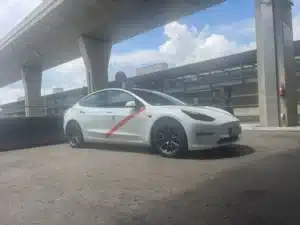 Taxi Van Premium Tesla Model 3 en el aeropuerto